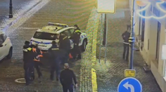 Opilí výtržníci se chtěli prát u vánočního stromečku. Strážníci jim přání splnili