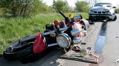 Motorkář se rozhodl, že riskne předjíždění... Byl to jeho POSLEDNÍ RISK