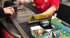 Prodavačka v Kauflandu prodávala s hákovým křížem na ruce!