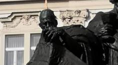 Brit hrůzným způsobem zneuctil sousoší v Praze! Strážníkům neunikl
