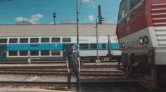 "Brácho, to je celý špatně." Mladík vkročil do kolejiště přímo pod vlak