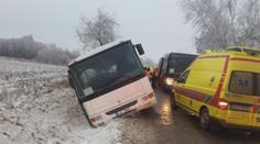 Autobus s dětmi skončil v příkopu. Vytlačil mě osobák, tvrdí řidič. Nikdo ho ale neviděl