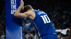 Během zápasu NBA zemřel fanoušek. Hráči nic nevěděli