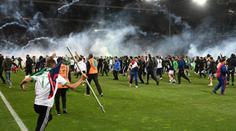 Peklo po baráži v Ligue 1. Rozzuřené fanoušky odháněla policie slzným plynem