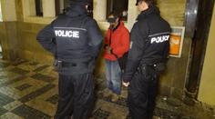 Desítky policistů pročesávaly Václavák, zlosyni nestačili mizet