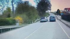 Agresor v audi ohrožuje řidiče v jižních Čechách. Jeho manévry děsí