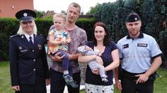 Skvělá práce! Žena začala rodit v autě, policisté ji dovedli až na sál