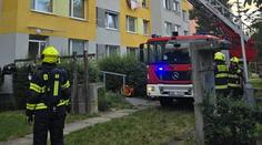 Požár v panelovém domě. Záchranáři ošetřili šest lidí