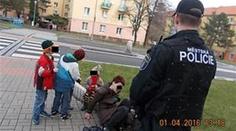 Žena hlídala malé děti, ale byla tak opilá, že ani nemohla chodit
