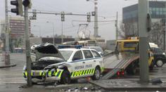 Nehoda městských policistů. Narazili autem do semaforu
