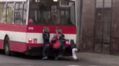 Nebezpečná zábava v Ústí. Děti se vozí na náraznících trolejbusů