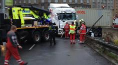Dopravní komplikace v Praze: Kamion strhl tramvajové vedení! Nejezdily tramvaje