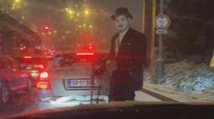 VIDEO: Řidiče v Praze zaskočil legendární Chaplin. Ve vánici tančil mezi auty