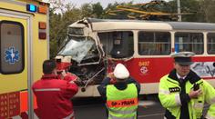 Tramvaj se srazila s nákladním autem, na místě jsou zranění