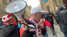 Polští fotbaloví fanoušci prošli Prahou. Protestovali proti fotbalovému svazu