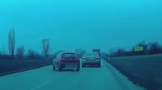 VIDEO: Karma je zdarma. Řidič po nebezpečné jízdě skončil na střeše