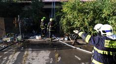 Hořet začalo v místnostech domu, oheň ale rychle zničil i střechu