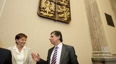 Fischerův kabinet odložil rozhodnutí o platbách za státní pojištěnce