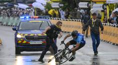 Další incident na Tour. Divák vtrhl na trať na kole a v dresu. Policie ho sejmula