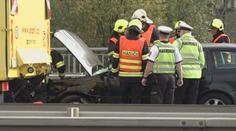 Vážná nehoda na Strakonické v Praze. Auto se srazilo s autobusem, na místo přiletěl vrtulník