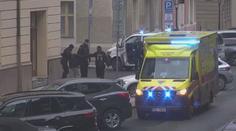 VIDEO: Rvačka za bílého dne v centru Prahy. Agresor napadl strážníka a zranil ho