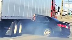 Horor na dálnici: Kamion vláčel zaklíněné auto, vyděšená řidička mávala o pomoc