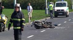 Při enduru vjel divák s motocyklem pod vlak. V nemocnici zemřel