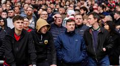 Útěk fanoušků United. Po gólu opouštěli Wembley, pak se snažili dostat zpět
