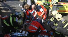 Vážně zraněný motorkář (†41) z Plzně zemřel v nemocnici! Sražený chodec je v kritickém stavu!
