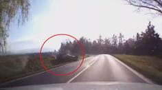 Děsivé video: Auto skončilo na střeše, policisté projeli kolem a...