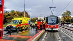 Tragická nehoda v Praze uzavřela zastávku Větrník. Tramvaj srazila ženu