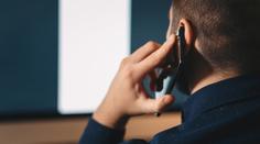 Pozor na falešné bankéře! Podvodníci z lidí v Česku už vylákali desítky milionů