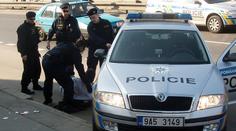 Zdrogovaný cizinec bez řidičáku jel s kradeným autem na červenou