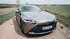 Jak se jezdí na vodík? Luxusní Toyota Mirai nás při testování dost překvapila