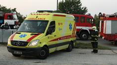Na dělníka spadl těžký motor. Prohrál boj o život