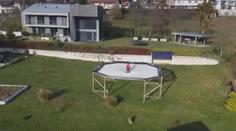 VIDEO: Mladíci postavili největší zahradní trampolínu na světě. Váží přes tunu