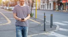 Pokuty za přecházení silnice s mobilem se rozdávají už i v Číně