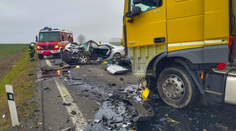 Nejenže nehodu vysílali živě. Pár z místa tragédie ukradl mobil mrtvému řidiči