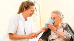 Strašlivý omyl: Stařence (93) dali místo džusu vypít čisticí prostředek
