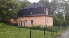 Střílel ze samopalu, ukrýval tankové střely