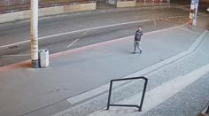 Ženu v Praze pronásledoval onanista. Teď po něm pátrá policie