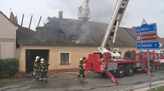 Plameny pohltily podkroví domku! Majitelé měli obrovské štěstí