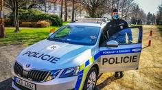 Policista neváhal a zachránil muže z hořícího auta. Těsně poté vybouchlo!
