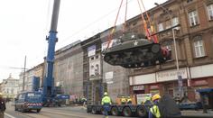 V Plzni se nad střechami domů houpal tank. Jeřáb ho přenesl do nového muzea