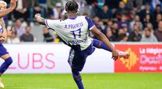 Záběry jen pro silné povahy. Fotbalista ošklivě zlomil soupeři nohu