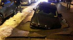 Voda v Chebu podemlela silnici. V díře zmizelo auto taxislužby