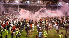 Anglický fotbalista byl brutálně sražen fanouškem. Dostal úder hlavou