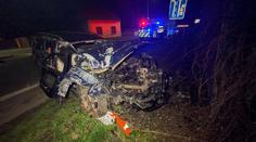 Auto přelétlo kruháč a zbořilo betonový plot, řidiče v bezvědomí museli vyprostit