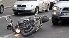 Motorkář nepřežil u Rokycan střet s náklaďákem