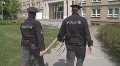 Krvavé stopy u dveří. Podle sousedů má seniorku na svědomí partner
